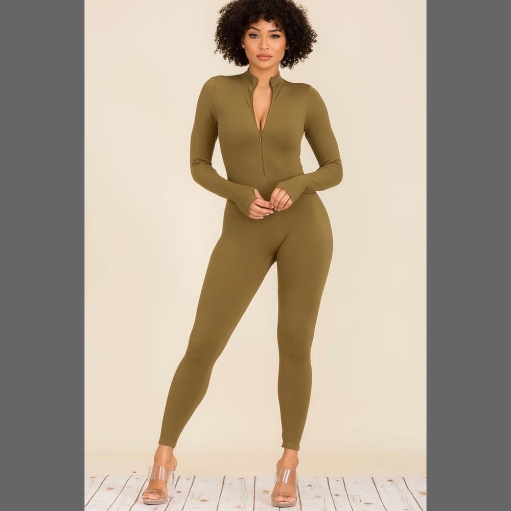 Green jumpsuit 🍾